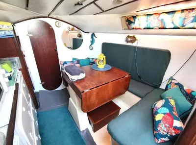 Coin salon dans l'établissement Bateau Voilier Rochefort