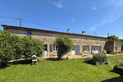 Jardin de l'établissement Chambre d'hôtes Les Bleuets