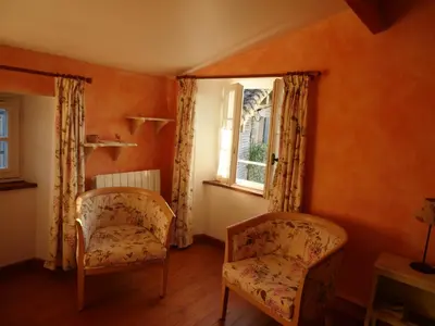 Coin salon dans l'établissement Chambre d'hôtes Les Bleuets