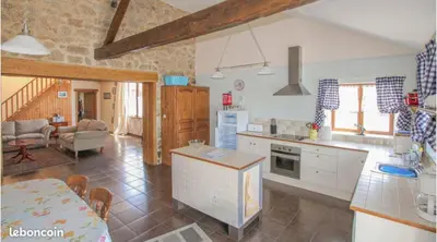 Cuisine ou kitchenette dans l'établissement Gîtes la Bonninière rose