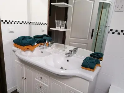Salle de bains dans l'établissement Gîtes la Bonninière rose