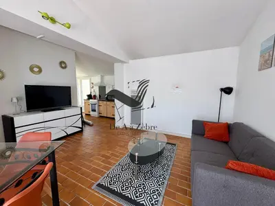 Télévision ou salle de divertissement dans l'établissement L'Océane - Maison au calme avec terrasse, centre de Bourg