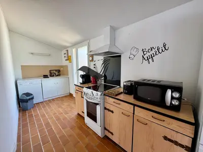Cuisine ou kitchenette dans l'établissement L'Océane - Maison au calme avec terrasse, centre de Bourg