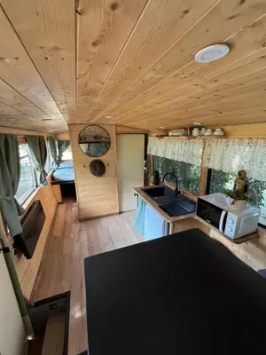 Coin salon dans l'établissement Bus insolite
