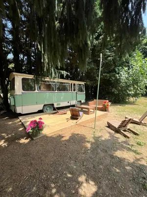 Jardin de l'établissement Bus insolite