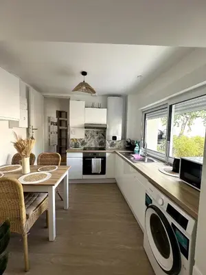 Cuisine ou kitchenette dans l'établissement Maisonnette Cosy T2 parking privé