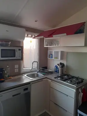 Cuisine ou kitchenette dans l'établissement Mobil home 5 personnes lagon