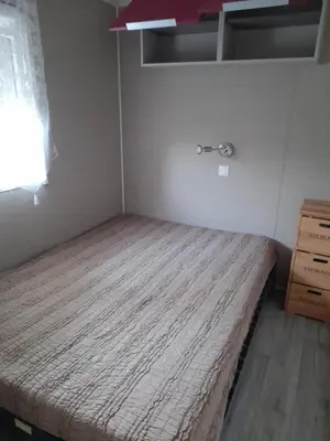 Un ou plusieurs lits dans un hébergement de l'établissement Mobil home 5 personnes lagon