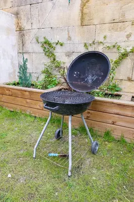 Barbecue disponible mis à disposition des clients de la maison de vacances