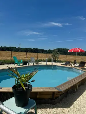 Piscine de l'établissement Maison calme en campagne ou située à proximité