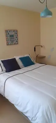 Un ou plusieurs lits dans un hébergement de l'établissement Chambre indépendante et coin repas proche Futuroscope et Civaux