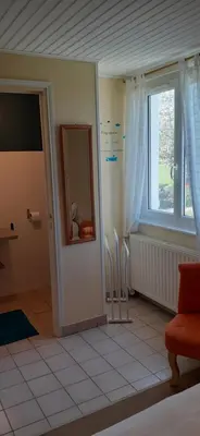 Un ou plusieurs lits dans un hébergement de l'établissement Chambre indépendante et coin repas proche Futuroscope et Civaux