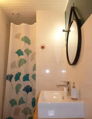 Salle de bains dans l'établissement Chambre indépendante et coin repas proche Futuroscope et Civaux