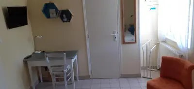 Télévision ou salle de divertissement dans l'établissement Chambre indépendante et coin repas proche Futuroscope et Civaux