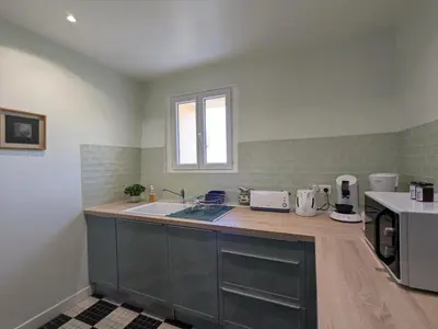 Cuisine ou kitchenette dans l'établissement Maison authentique avec piscine et jardin privé à Abzac - FR-1-653-278