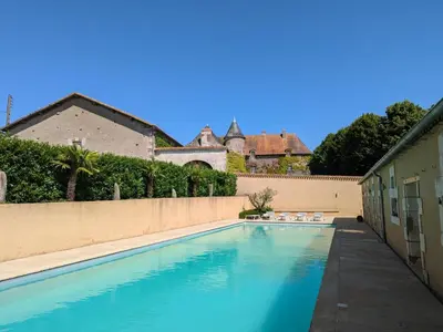 Piscine de l'établissement Maison authentique avec piscine et jardin privé à Abzac - FR-1-653-278 ou située à proximité
