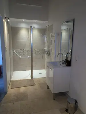 Salle de bains dans l'établissement Home in Nanteuil-en-Vallée