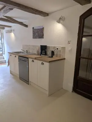 Cuisine ou kitchenette dans l'établissement Home in Nanteuil-en-Vallée