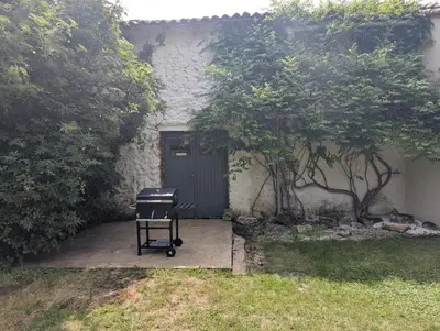 Jardin de l'établissement Home in Nanteuil-en-Vallée