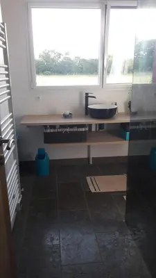 Télévision ou salle de divertissement dans l'établissement Maison bois à la campagne