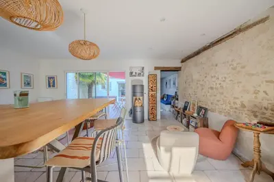 Coin salon dans l'établissement Enari House