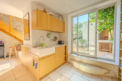 Cuisine ou kitchenette dans l'établissement Enari House