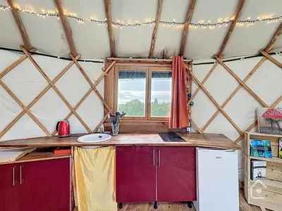 Cuisine ou kitchenette dans l'établissement Yourte nature & calme proche Futuroscope