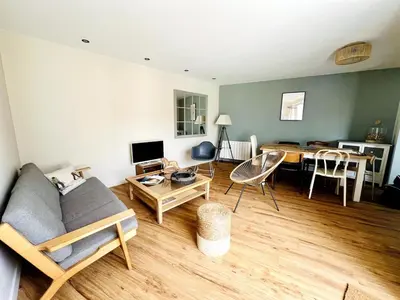 Télévision ou salle de divertissement dans l'établissement L'Aparté - Jardin privatif