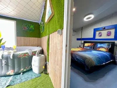 Un ou plusieurs lits dans un hébergement de l'établissement MissionScope Maison avec Jacuzzi à 5 min du Parc