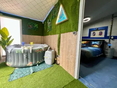 Un ou plusieurs lits dans un hébergement de l'établissement MissionScope Maison avec Jacuzzi à 5 min du Parc