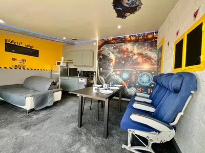 Coin salon dans l'établissement MissionScope Maison avec Jacuzzi à 5 min du Parc