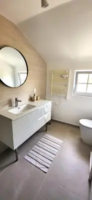 Salle de bains dans l'établissement Le Chai du Bourg