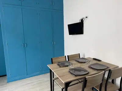 Télévision ou salle de divertissement dans l'établissement ღ Le Phare - Proche de la plage et centre Ville