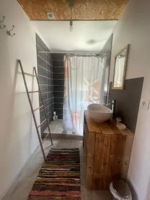Salle de bains dans l'établissement Petite maison proche Marais Poitevin, Puy dufou