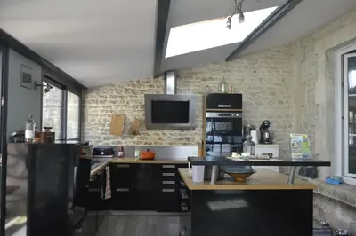 Cuisine ou kitchenette dans l'établissement Chambre d'hôte avec piscine partagé à disposition