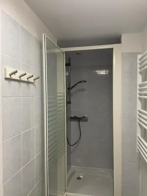 Salle de bains dans l'établissement Nouveau le Tendance 70's! Appart à 100m du marché - Parking gratuit à 20m -