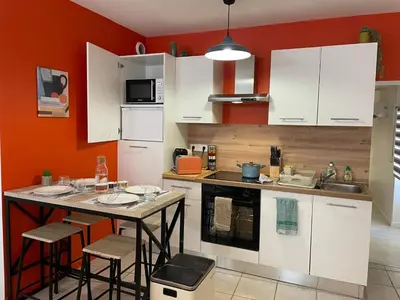 Cuisine ou kitchenette dans l'établissement Nouveau le Tendance 70's! Appart à 100m du marché - Parking gratuit à 20m -