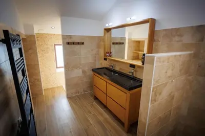 Cuisine ou kitchenette dans l'établissement magnifique longére Charentaise pmr piscine sauna