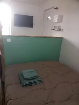 Un ou plusieurs lits dans un hébergement de l'établissement Studio thème Dublin à Valdivienne