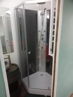 Salle de bains dans l'établissement Studio thème Dublin à Valdivienne