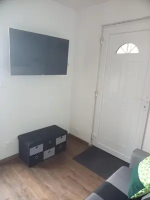 Télévision ou salle de divertissement dans l'établissement Studio thème Dublin à Valdivienne