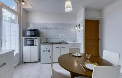 Cuisine ou kitchenette dans l'établissement Proche Plage