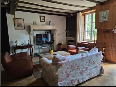 Coin salon dans l'établissement Maison de campagne rustique et confortable