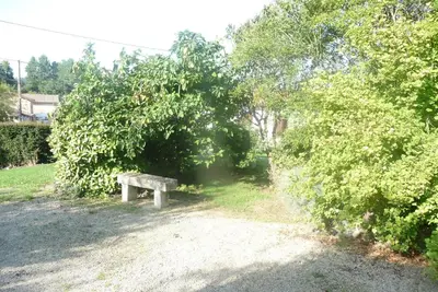 Jardin de l'établissement Maison de campagne rustique et confortable