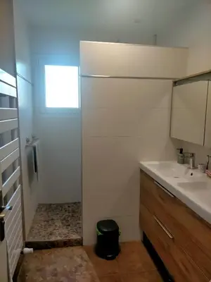 Salle de bains dans l'établissement Maison familiale 4 chambres, proche commerces et plage