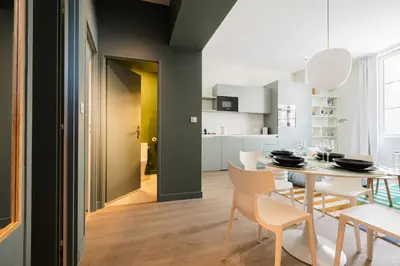 Cuisine ou kitchenette dans l'établissement Appartement 2ch Tout Neuf a Deux Pas du Vieux Port