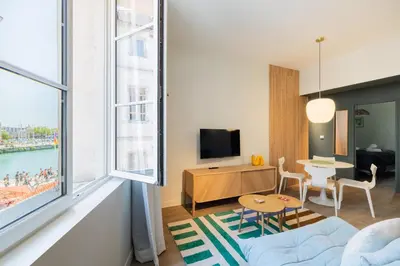 Télévision ou salle de divertissement dans l'établissement Appartement 2ch Tout Neuf a Deux Pas du Vieux Port