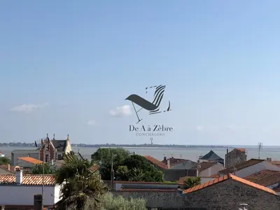 Vue générale sur la mer ou vue sur la mer prise depuis l'appartement