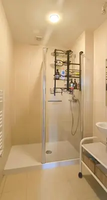 Salle de bains dans l'établissement Gite 7 personnes à Montbron, Charente