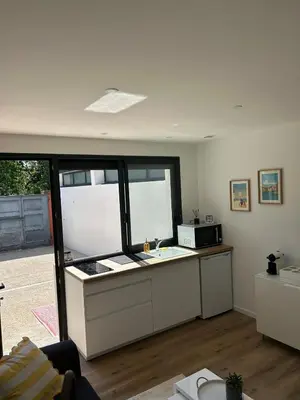 Télévision ou salle de divertissement dans l'établissement Studio calme avec terrasse proche centre-ville